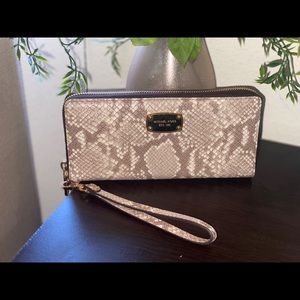 Michael Kors Wallet ꨄ